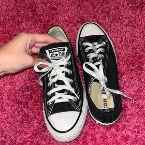 black low top converse!